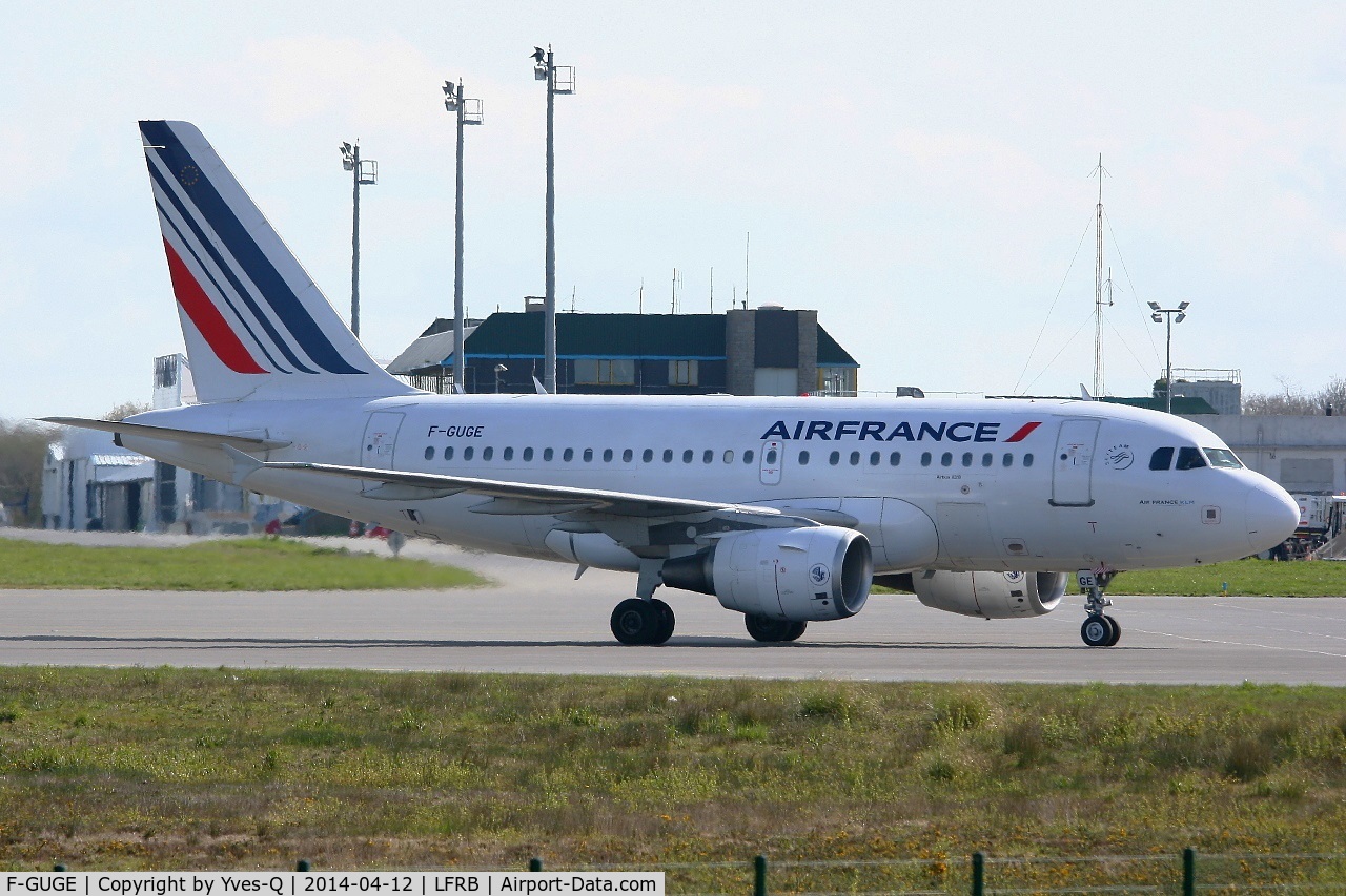 F-GUGE, 2003 Airbus A318-111 C/N 2100, Airbus A318-111, Taxiing to boarding ramp, Brest-Bretagne airport (LFRB-BES)