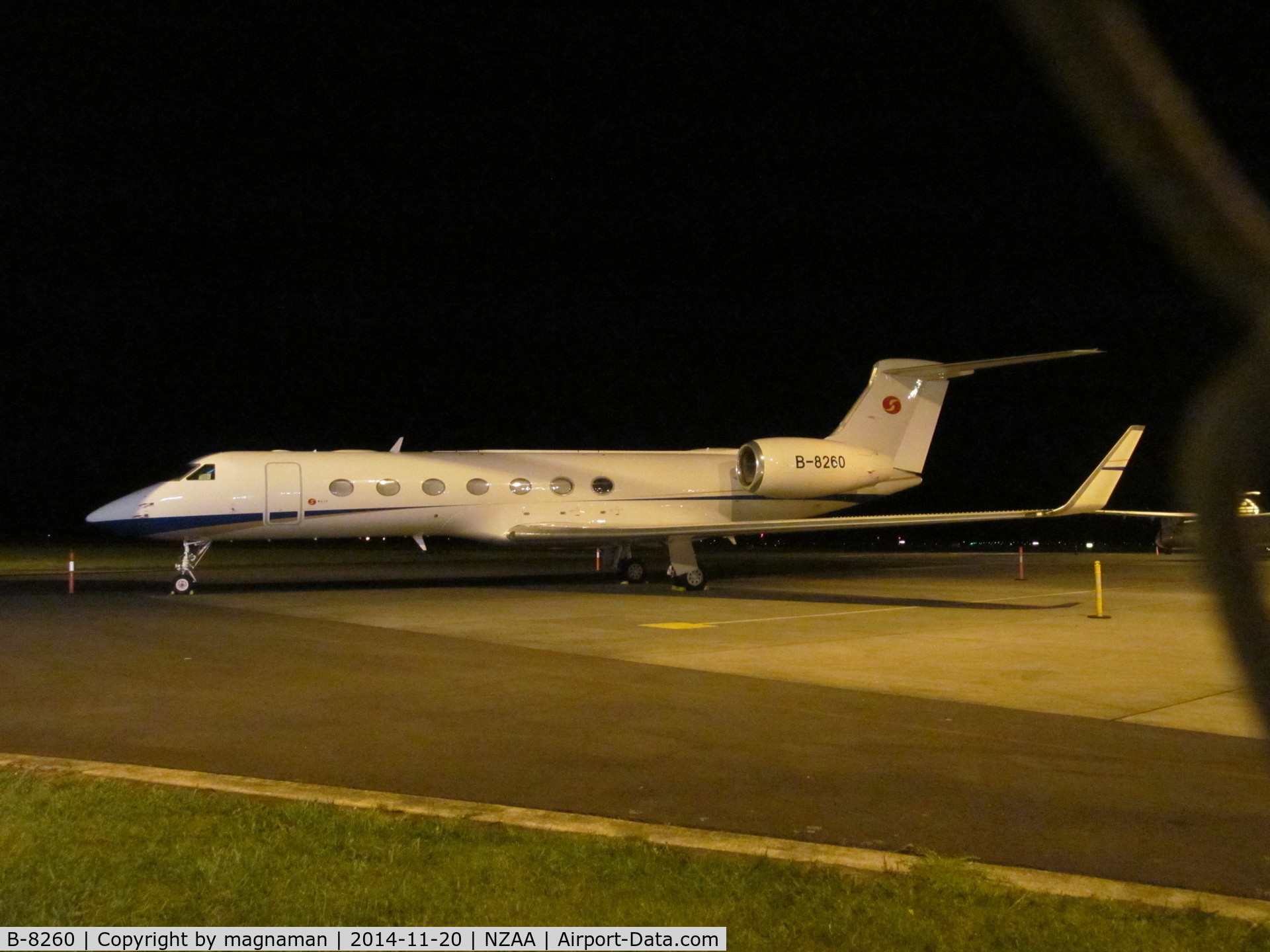 B-8260, 2012 Gulfstream Aerospace GV-SP (G550) C/N 5373, night nght
