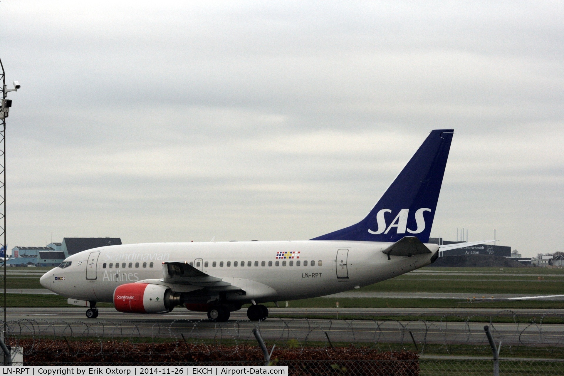 LN-RPT, 1998 Boeing 737-683 C/N 28299, LN-RPT just arrived rw 04L