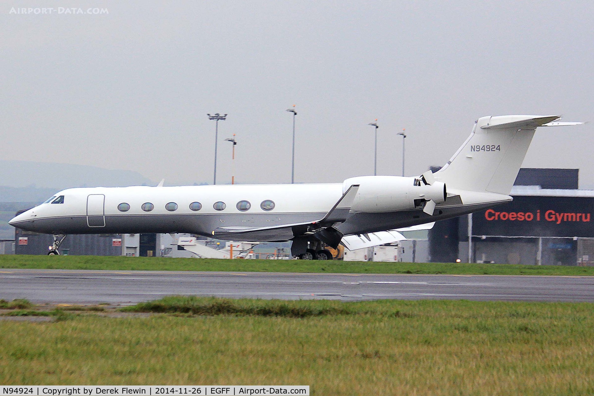 N94924, 2009 Gulfstream Aerospace GV-SP (G550) C/N 5255, Gulfstream G550, previously N955GA, callsign Jetspeed 949, seen landing on runway 30 at EGFF, out of Newquay.