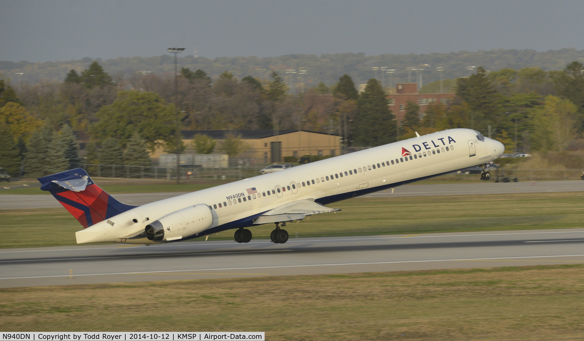 N940DN, 1997 McDonnell Douglas MD-90-30 C/N 53359, Departing MSP on 12L