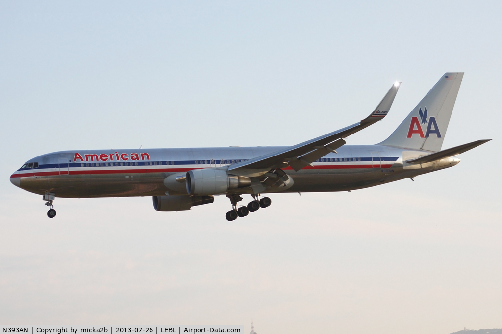 N393AN, 1998 Boeing 767-323 C/N 29430, Landing