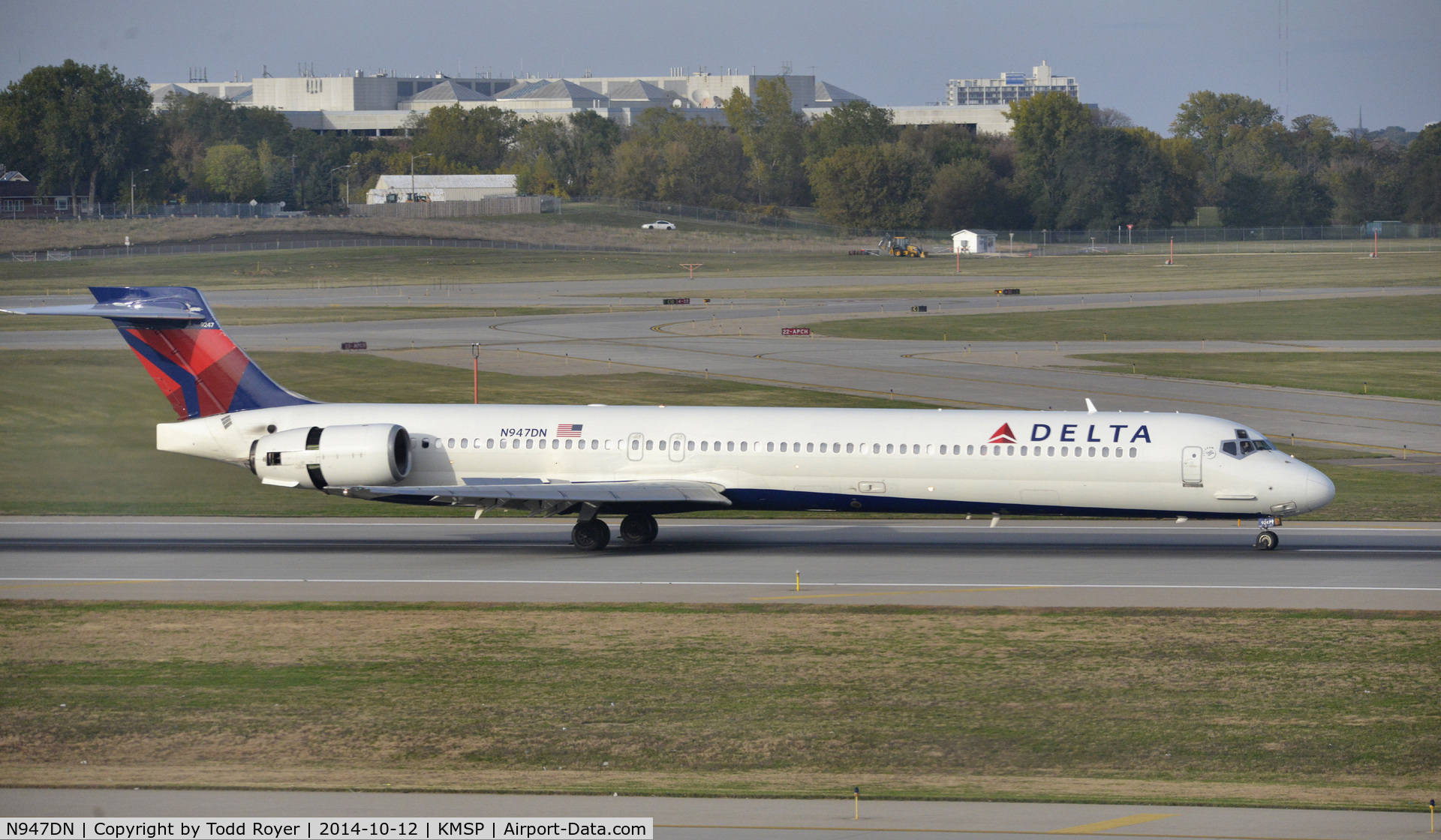 N947DN, 1996 McDonnell Douglas MD-90-30 C/N 53355, Arriving at MSP on 12L