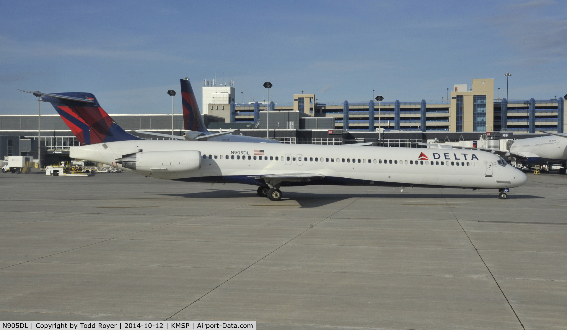 N905DL, 1987 McDonnell Douglas MD-88 C/N 49536, Taxiing to gate at MSP