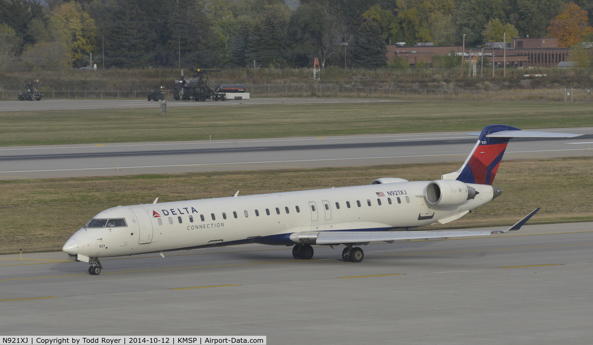 N921XJ, 2008 Bombardier CRJ-900ER (CL-600-2D24) C/N 15172, Taxiing for departure at MSP