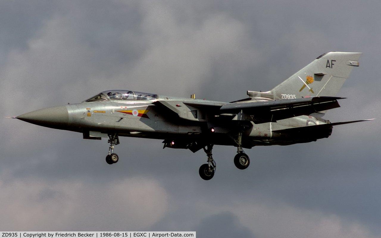 ZD935, 1985 Panavia Tornado F.2(T) C/N 446/AT008/3203, on final at RAF Coningsby