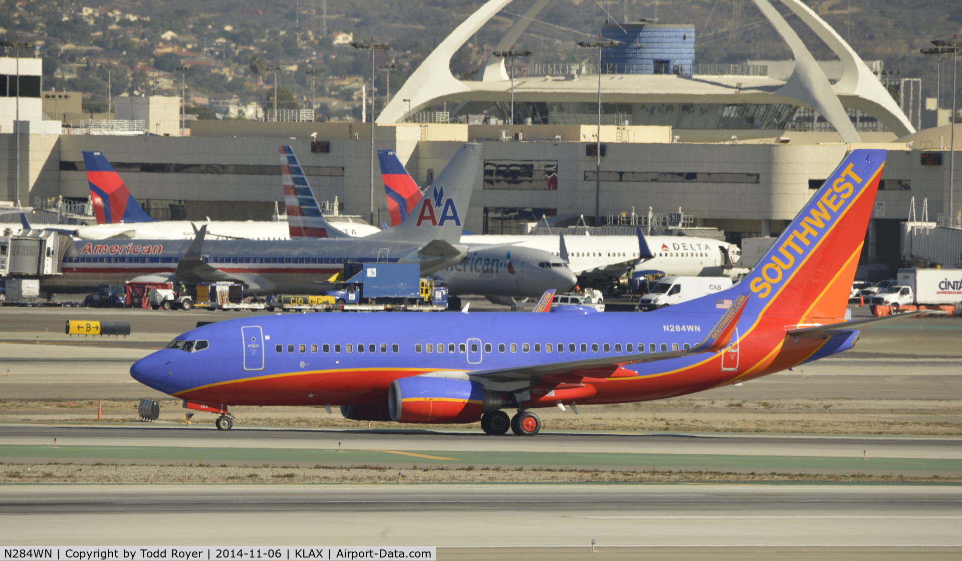 N284WN, 2007 Boeing 737-7H4 C/N 32535, Taxiing to gate after landing on 25R at LAX