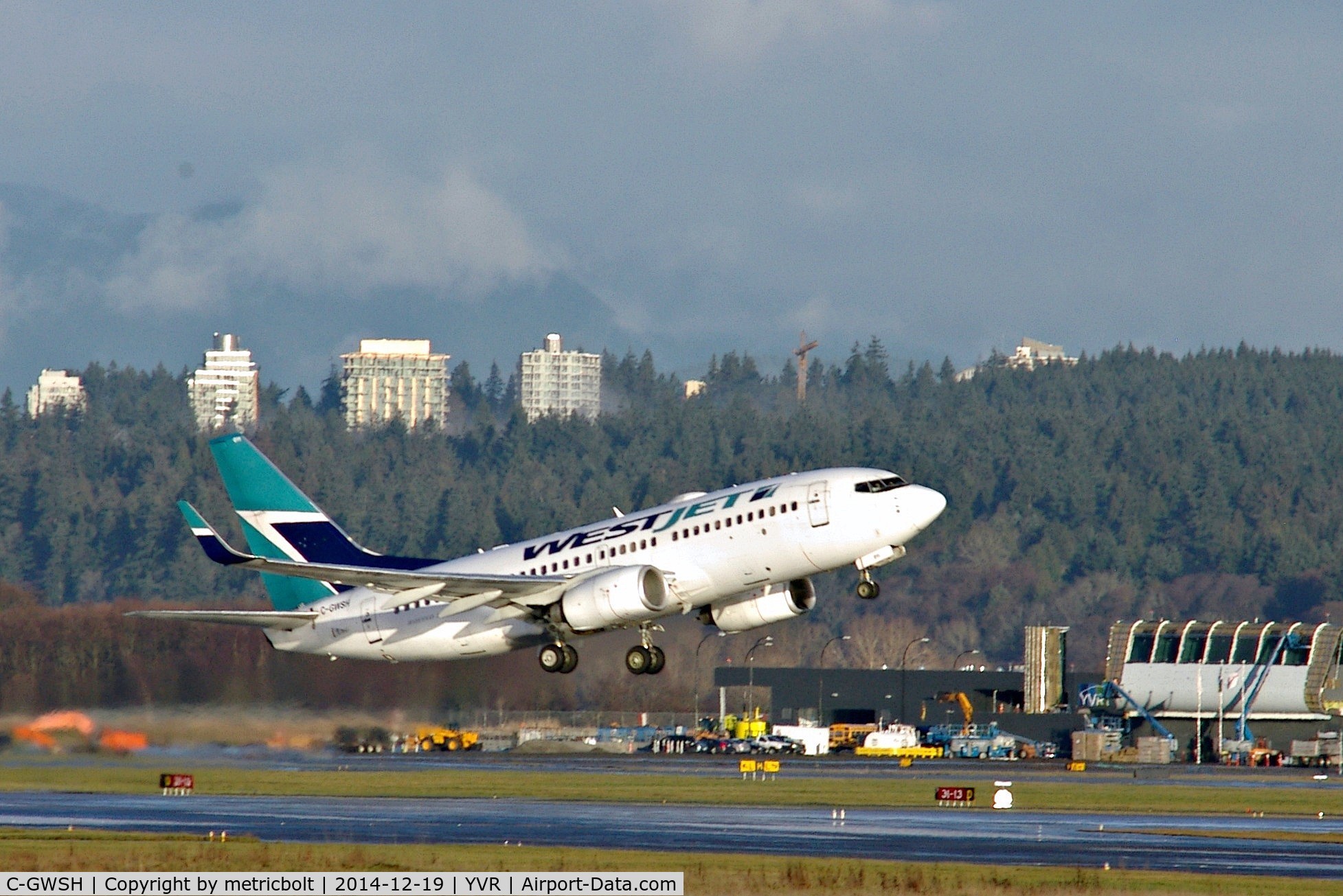 C-GWSH, 2002 Boeing 737-76N C/N 29886, Morning departure to Regina,Sask.