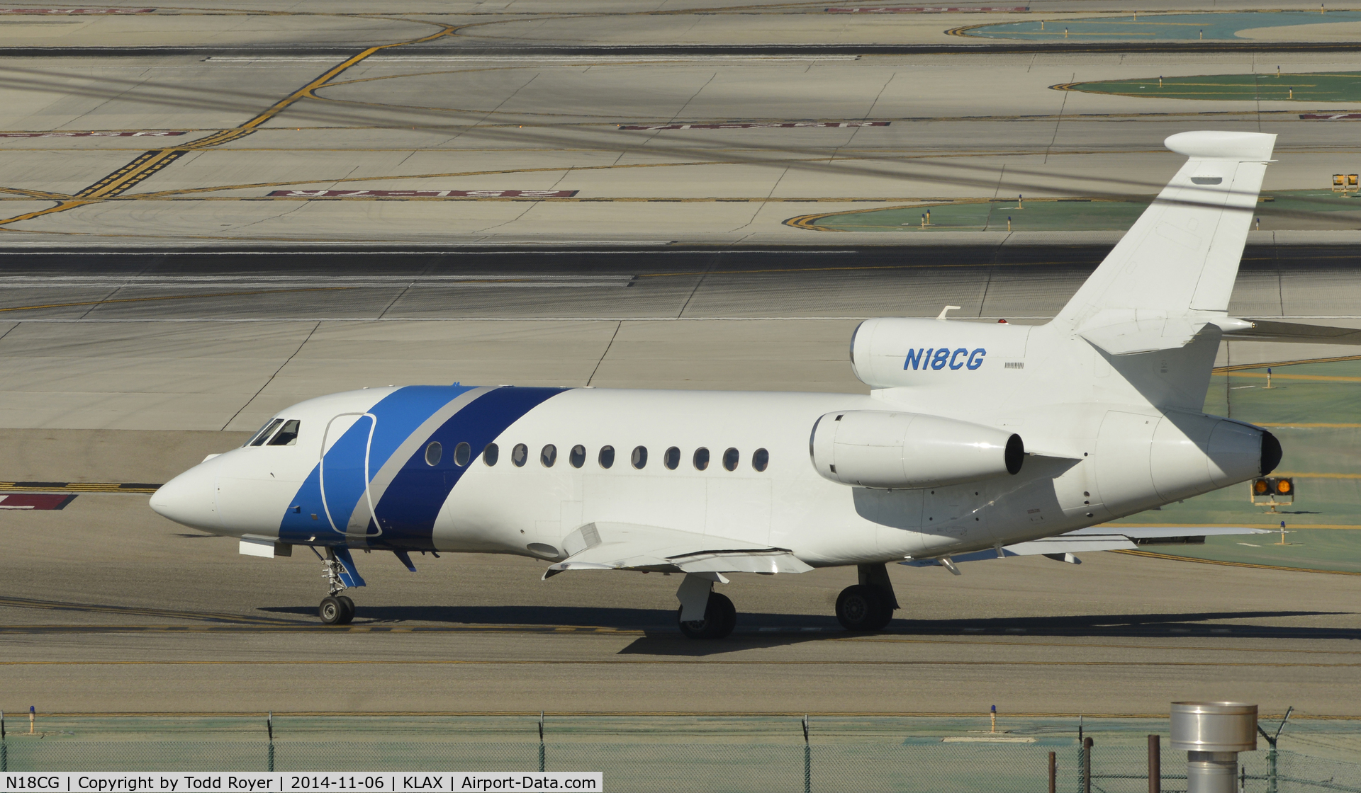 N18CG, 1998 Dassault Falcon 2000 C/N 57, Taxiing for departure at LAX