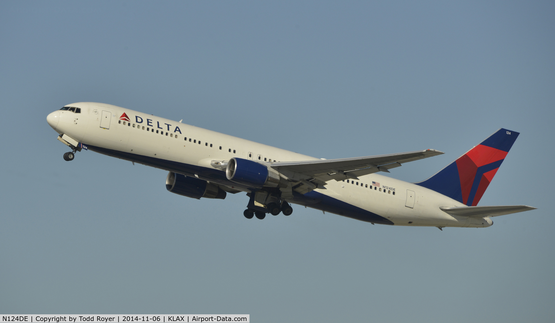 N124DE, 1987 Boeing 767-332 C/N 23438, Departing LAX on 25R