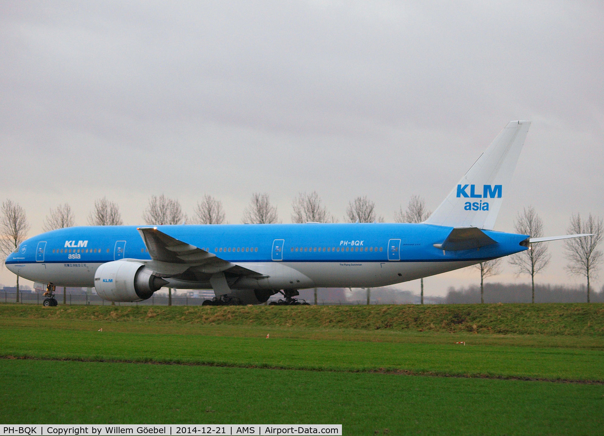 PH-BQK, 2005 Boeing 777-206/ER C/N 29399, Taxi from runway 18R to the gate of Schiphol Airport