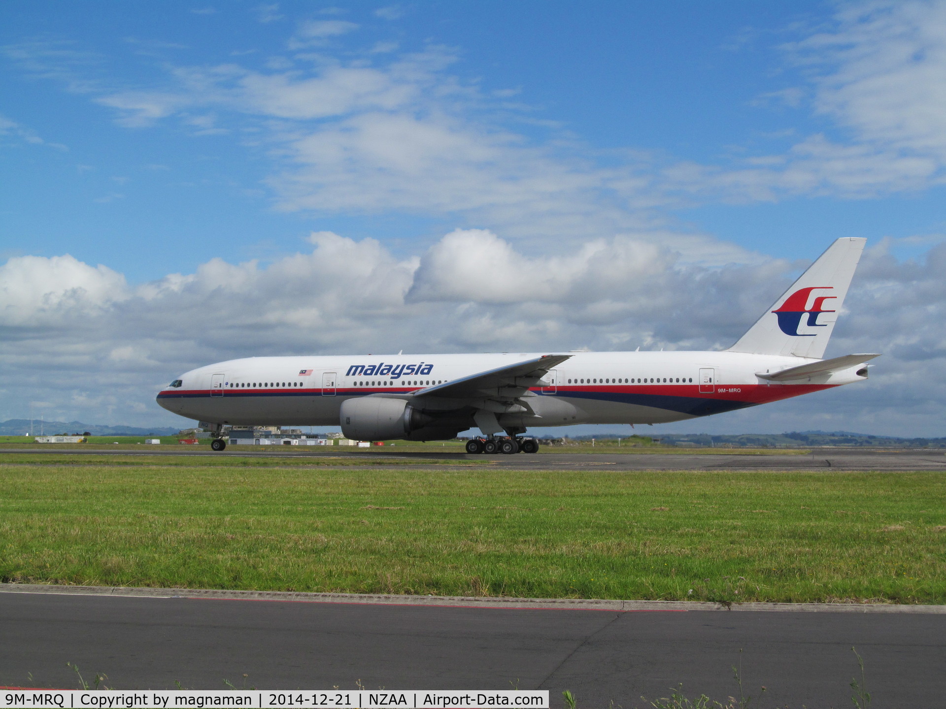 9M-MRQ, 2002 Boeing 777-2H6/ER C/N 28422, taxying for departure