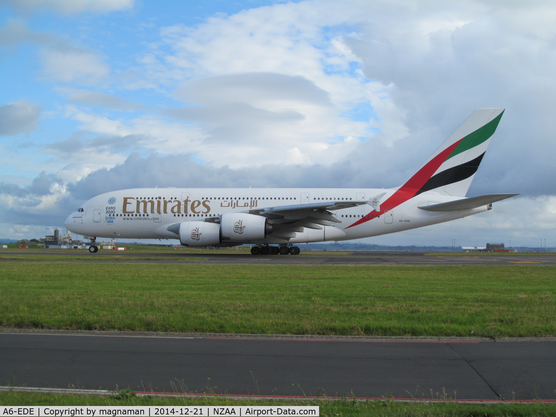 A6-EDE, 2008 Airbus A380-861 C/N 017, taxy out for OZ