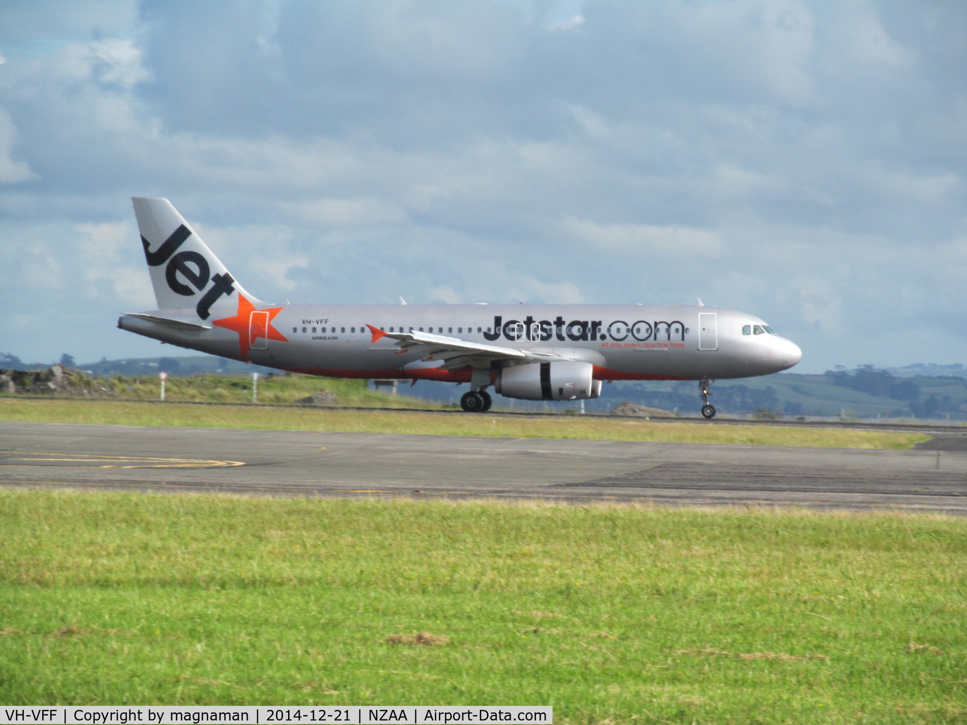 VH-VFF, 2012 Airbus A320-232 C/N 5039, landing at NZAA