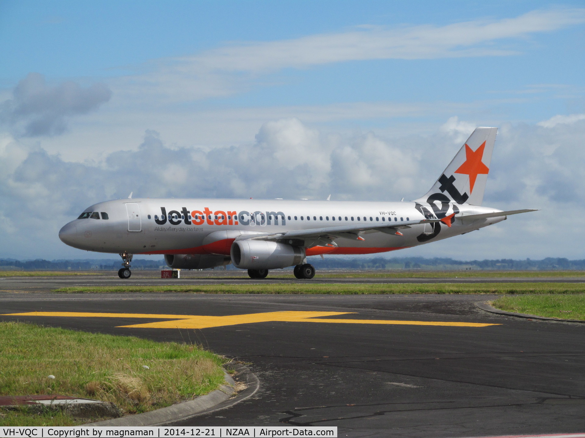 VH-VQC, 2008 Airbus A320-232 C/N 3668, Taxying out for departure