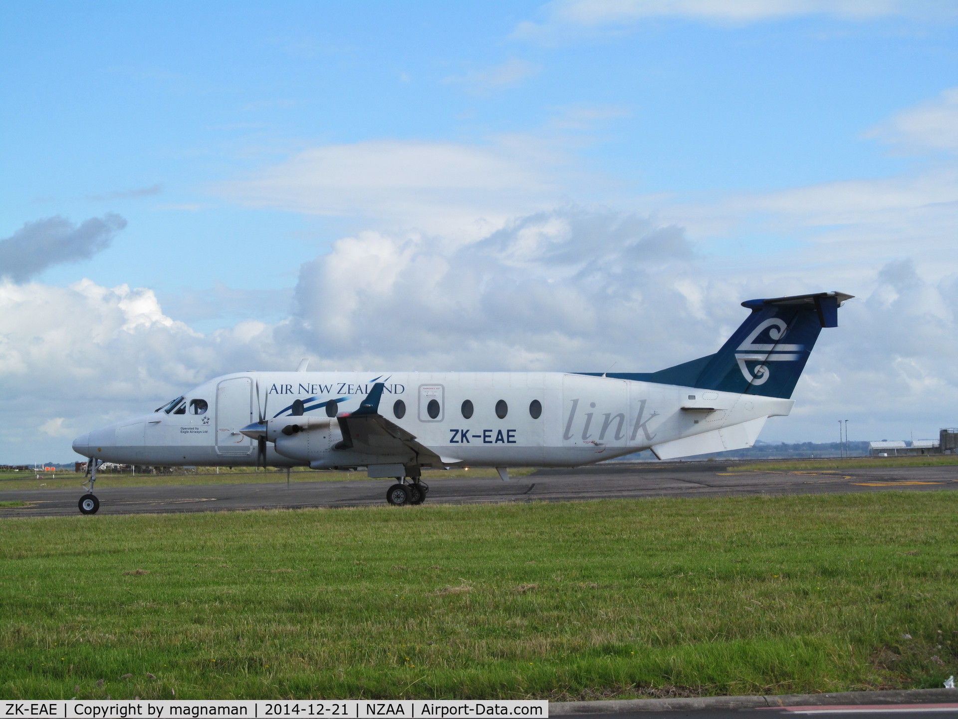 ZK-EAE, 2001 Beech 1900D C/N UE-428, taxying for departure