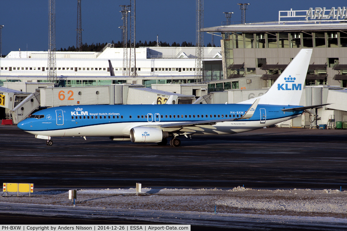 PH-BXW, 2007 Boeing 737-8K2 C/N 30360, Taxiing to runway 19R.