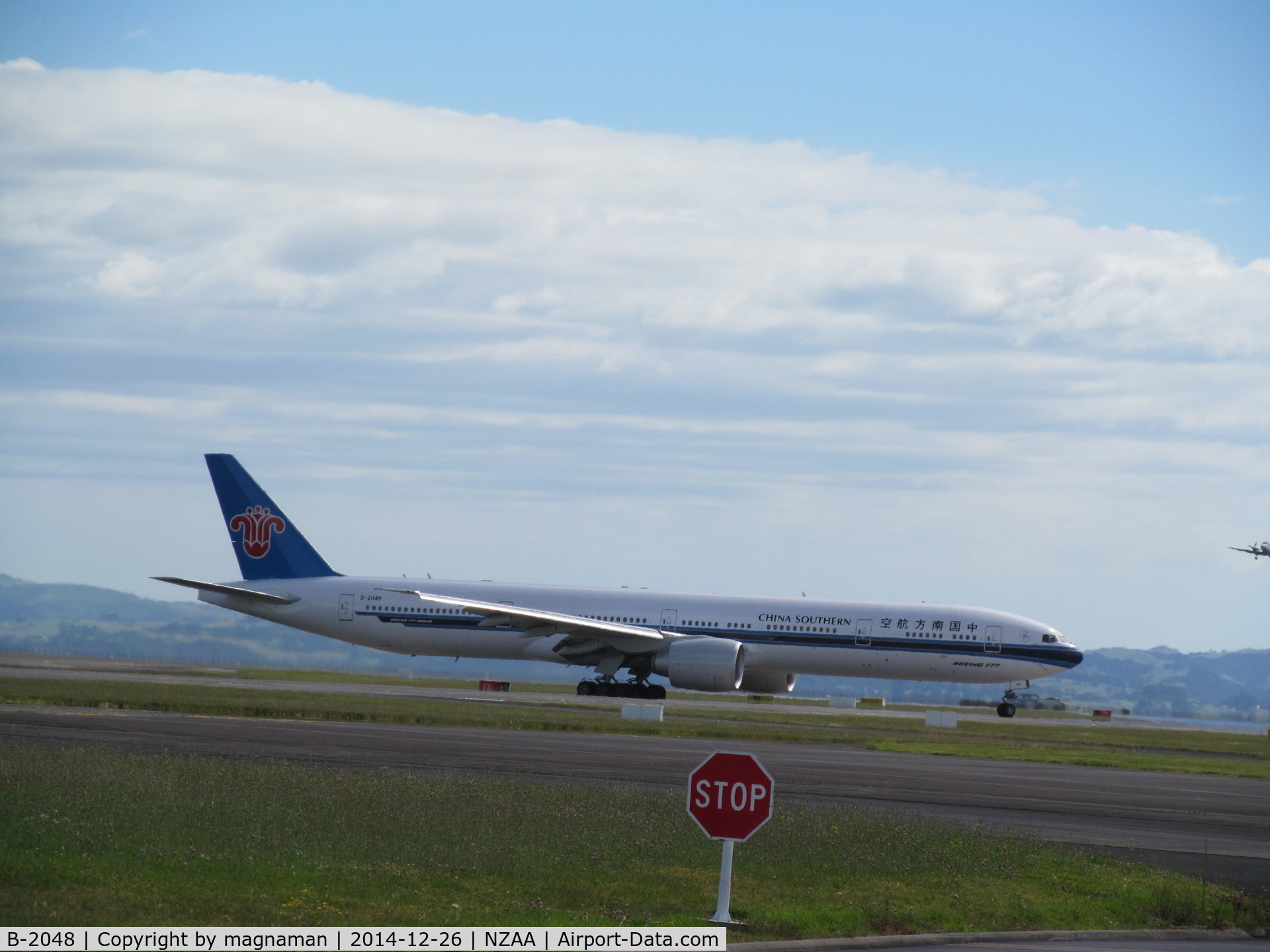 B-2048, 1914 Boeing 777-31B/ER C/N 43220, Turning off runway  just landed