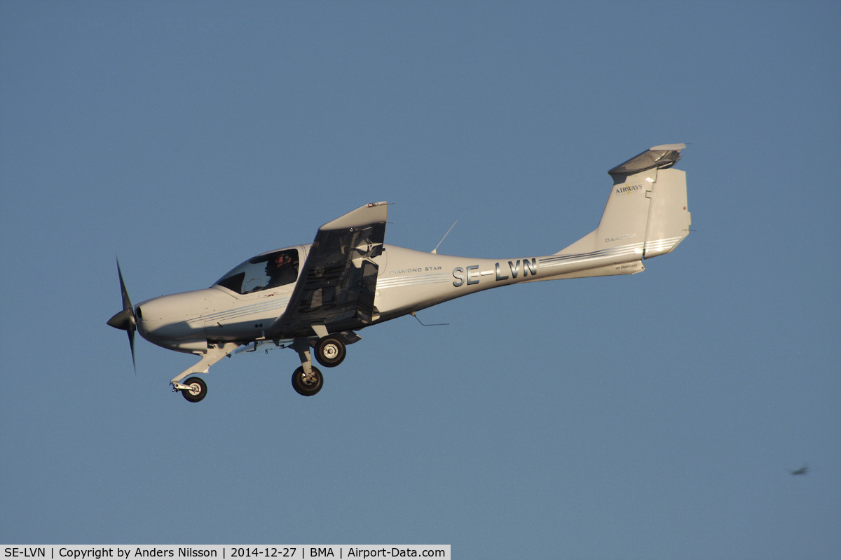 SE-LVN, 2006 Diamond DA-40D Diamond Star C/N D4.187, Performing a touch and go runway 30.