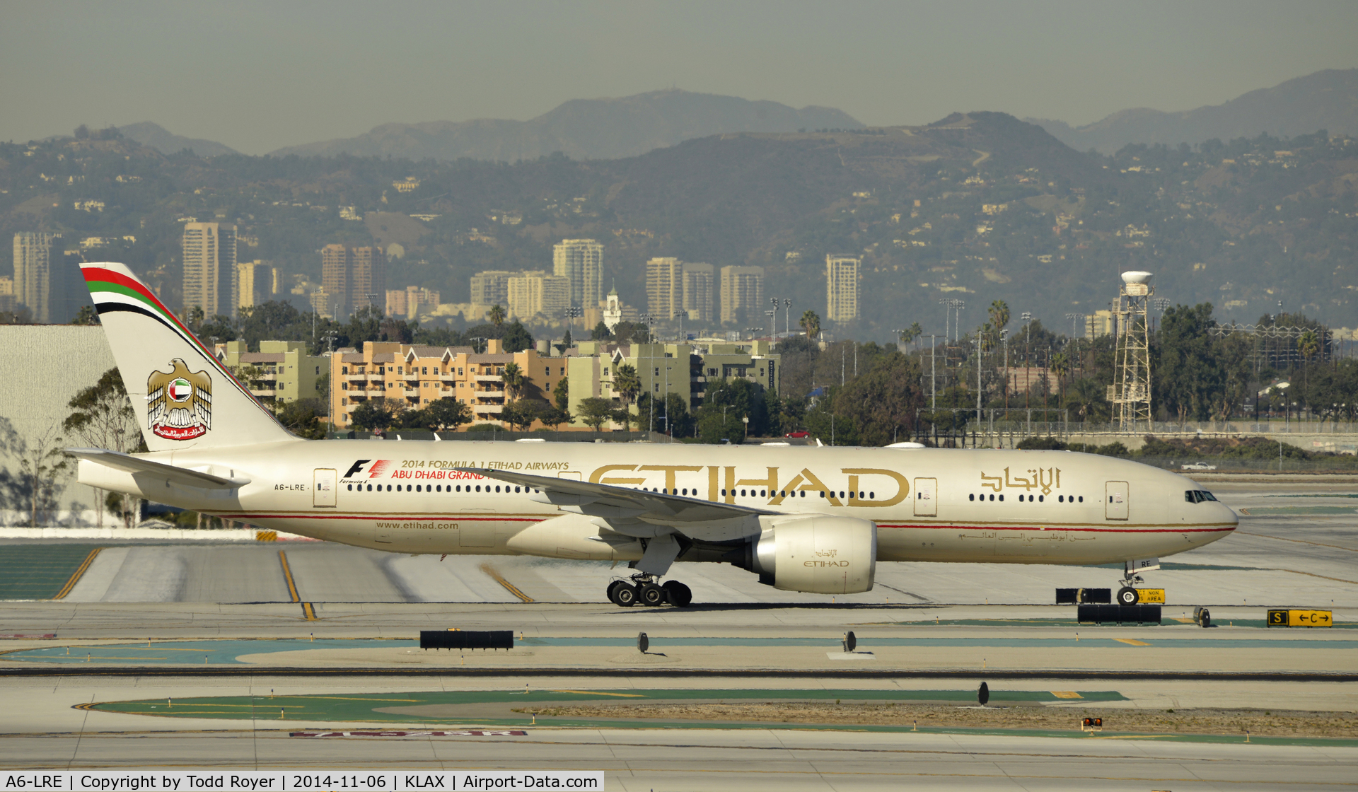 A6-LRE, 2008 Boeing 777-237/LR C/N 36304, Taxiing to gate at LAX