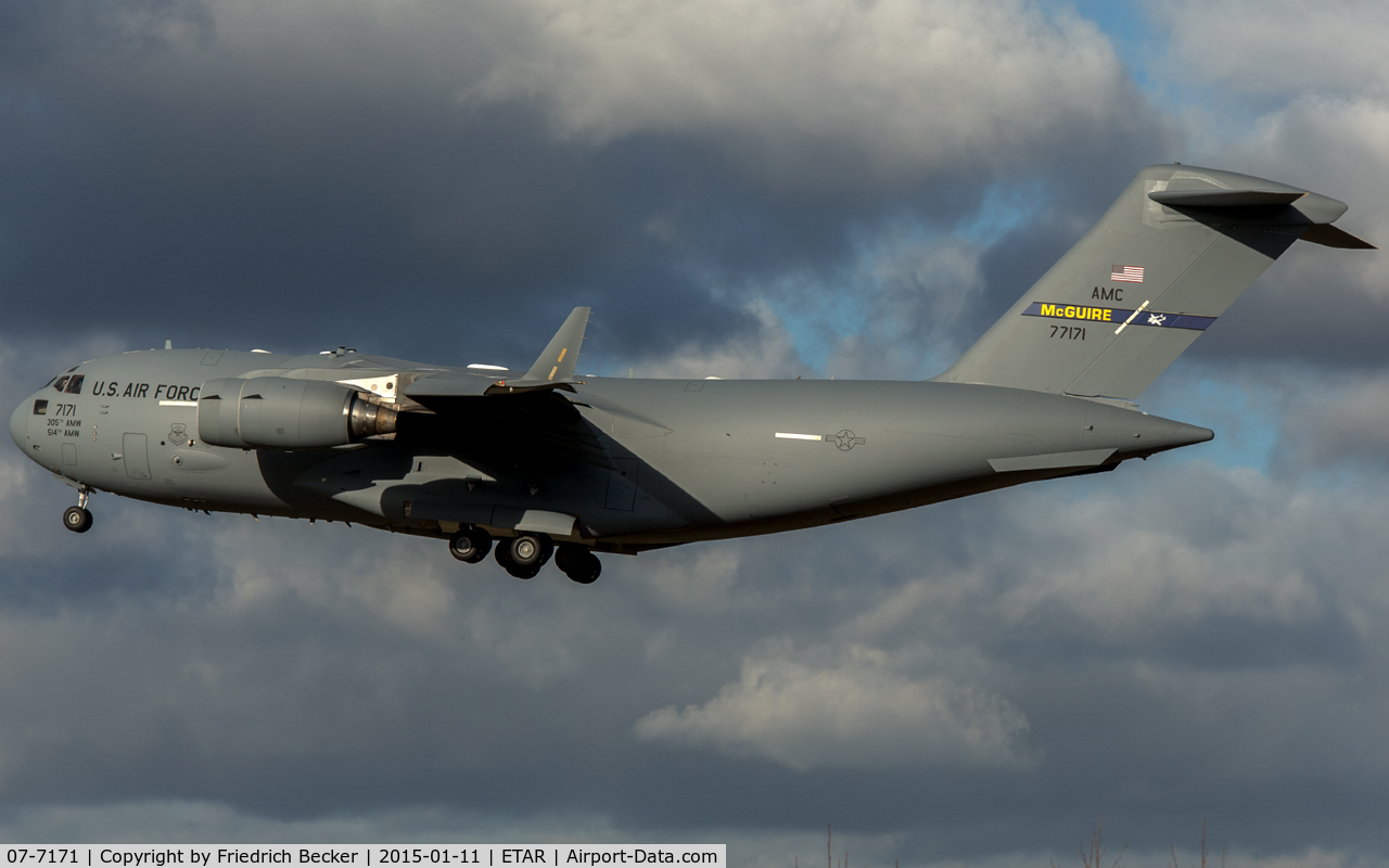 07-7171, Boeing C-17A Globemaster III C/N F-182/P-171, on final RW26