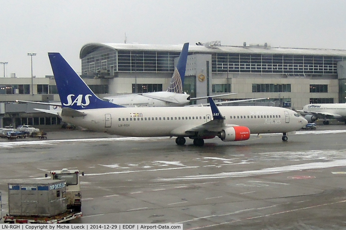 LN-RGH, 2013 Boeing 737-86N C/N 41266, First snowy day this Xmas season