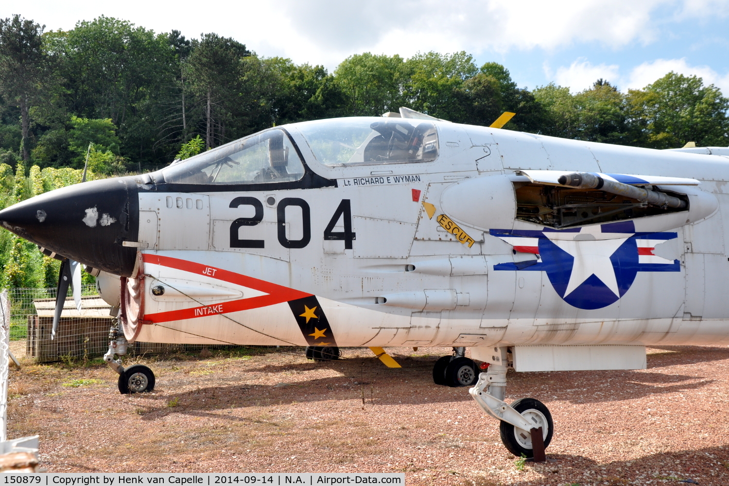 150879, Vought F-8E(FN) Crusader C/N 1202, Front fuselage of F-8E(FN) Crusader at the Chateau de Savigny aircraft museum. Flew with Aeronavale, but shown in US Navy c/s.