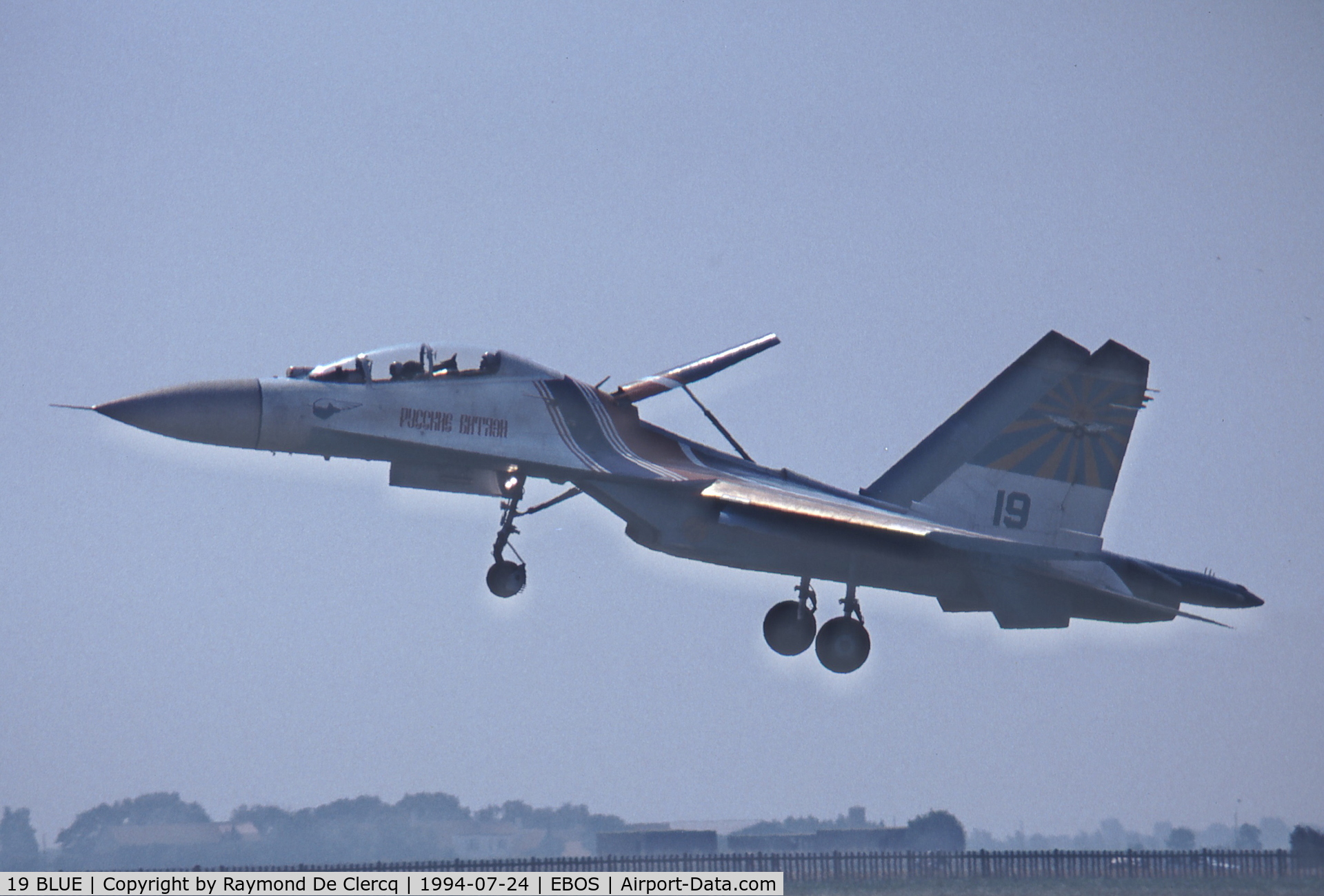 19 BLUE, Sukhoi Su-27UB C/N 1040807, Landing at the Ostend Airshow on 1994-07-24.