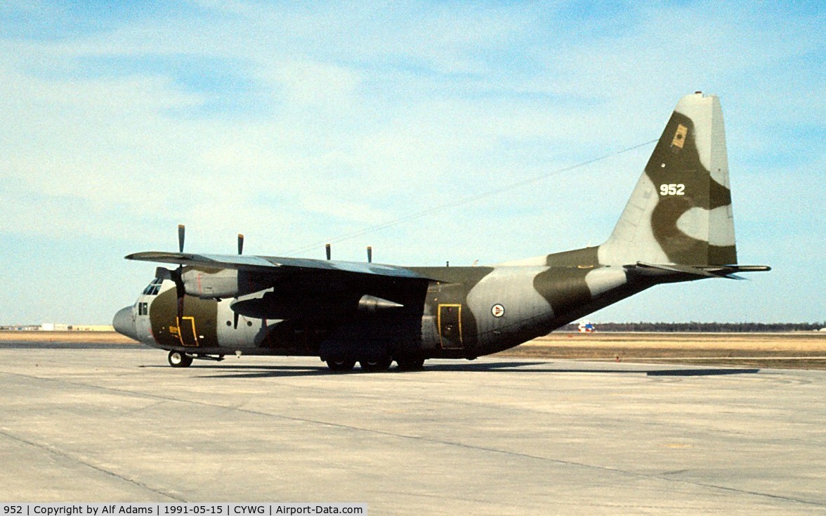 952, 1969 Lockheed C-130H Hercules C/N 382-4334, At a stopover at Winnipeg, Manitoba, Canada in 1991.