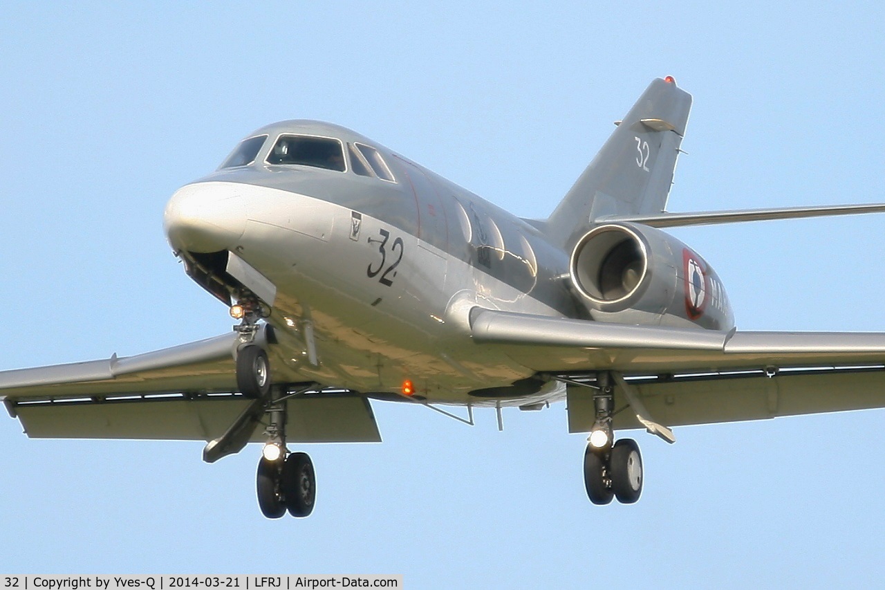 32, 1974 Dassault Falcon 10MER C/N 32, Dassault Falcon 10MER, Short approach rwy 26, Landivisiau Naval Air Base (LFRJ)