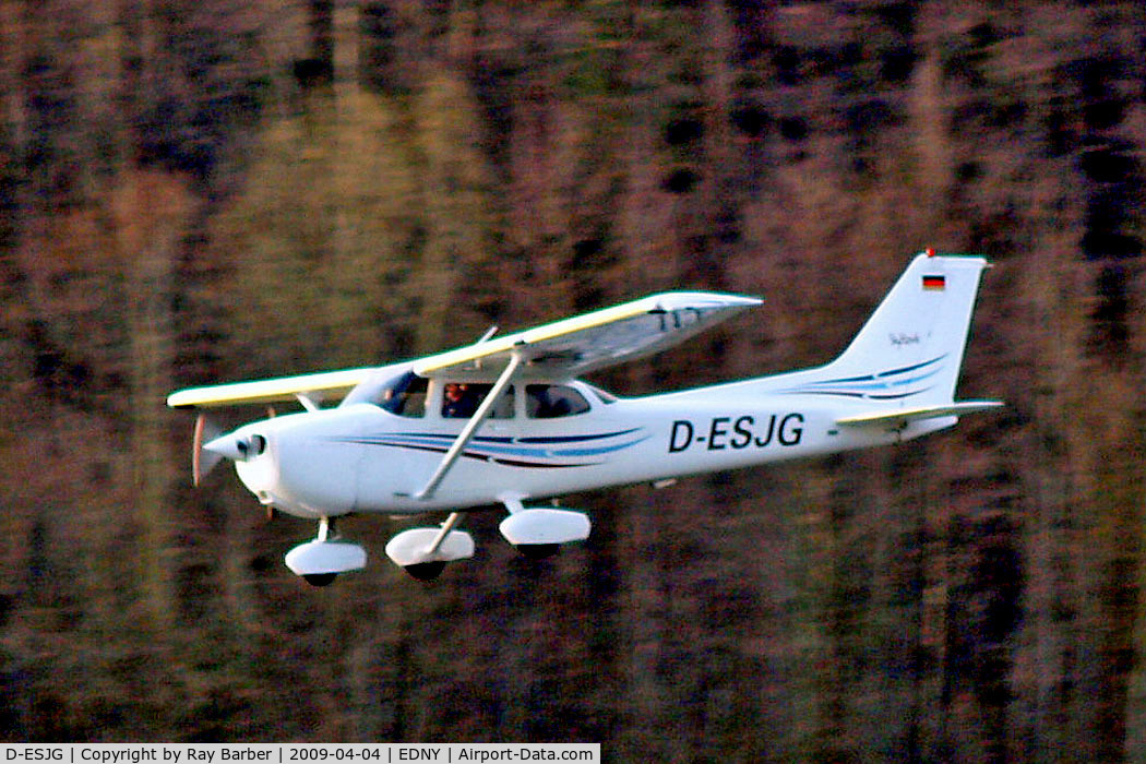 D-ESJG, 2004 Cessna 172R C/N 17281215, Cessna 172R Skyhawk [172-81215] Friedrichshafen~D 04/04/2009