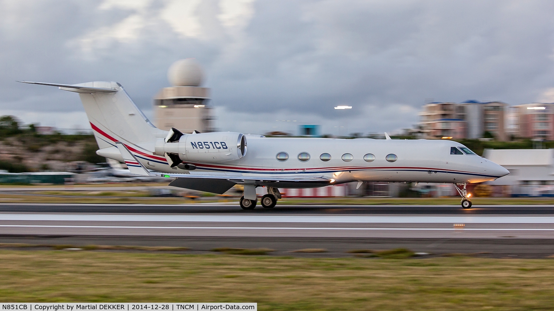 N851CB, 2008 Gulfstream Aerospace GIV-X (G450) C/N 4132, landing SXM