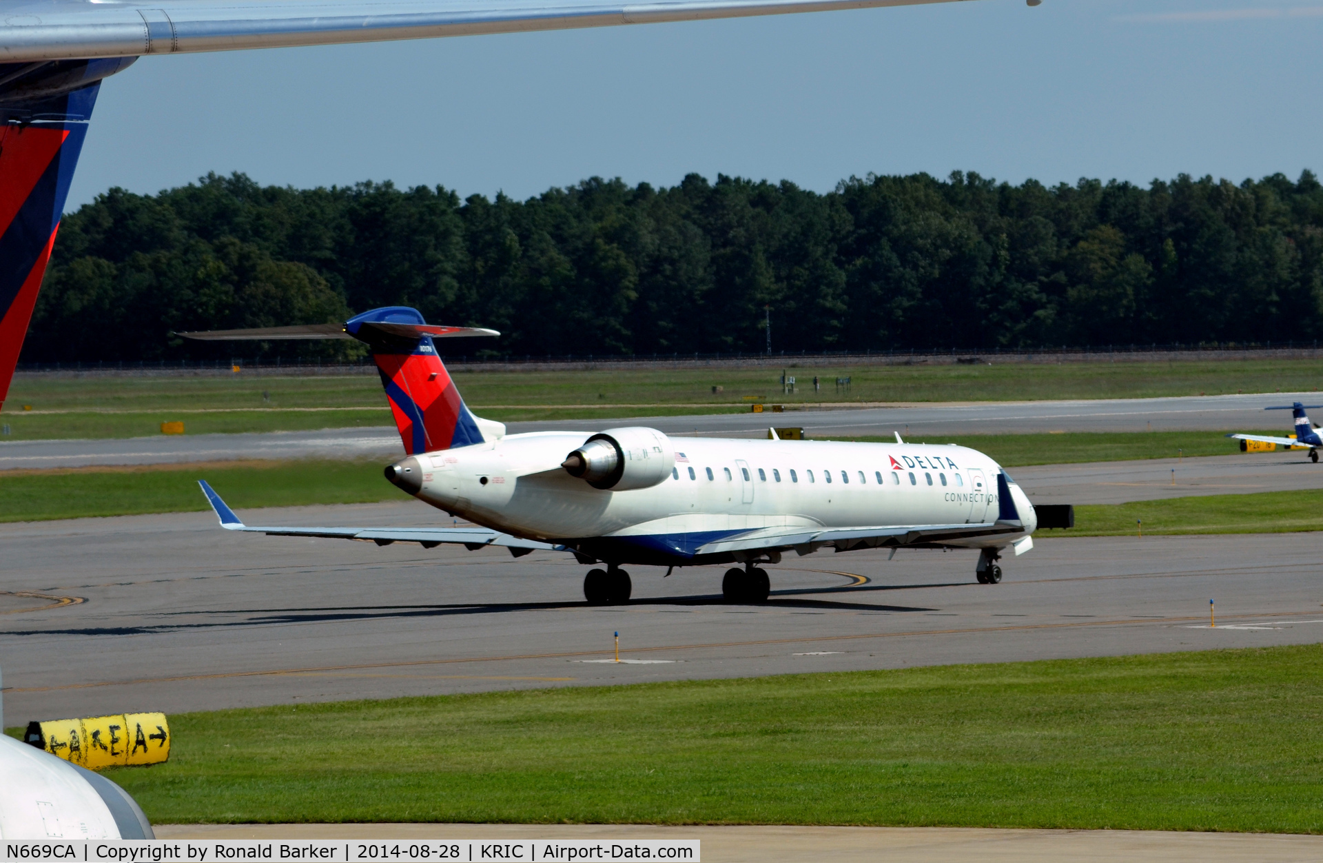 N669CA, 2004 Bombardier CRJ-700 (CL-600-2C10) Regional Jet C/N 10176, Taxi Richmond (Fleet Number 10176)
