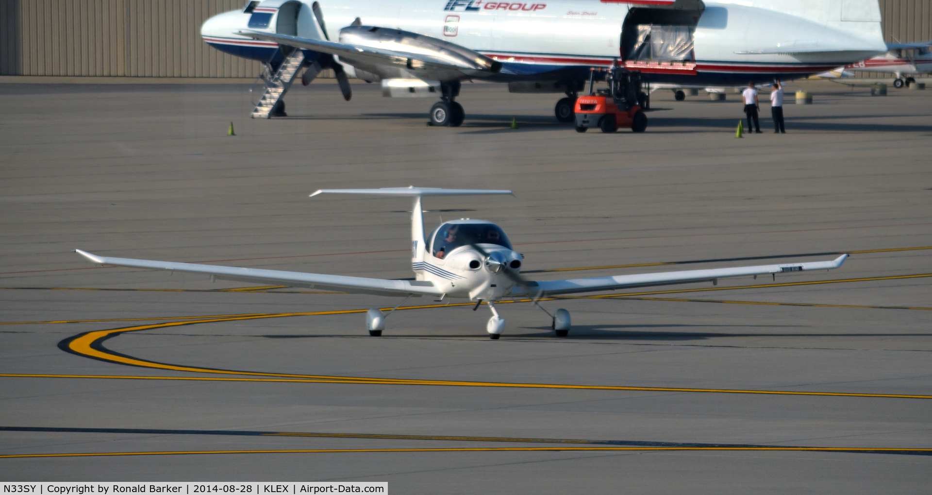 N33SY, 2004 Diamond DA-40 Diamond Star C/N 40.370, Taxi Lexington