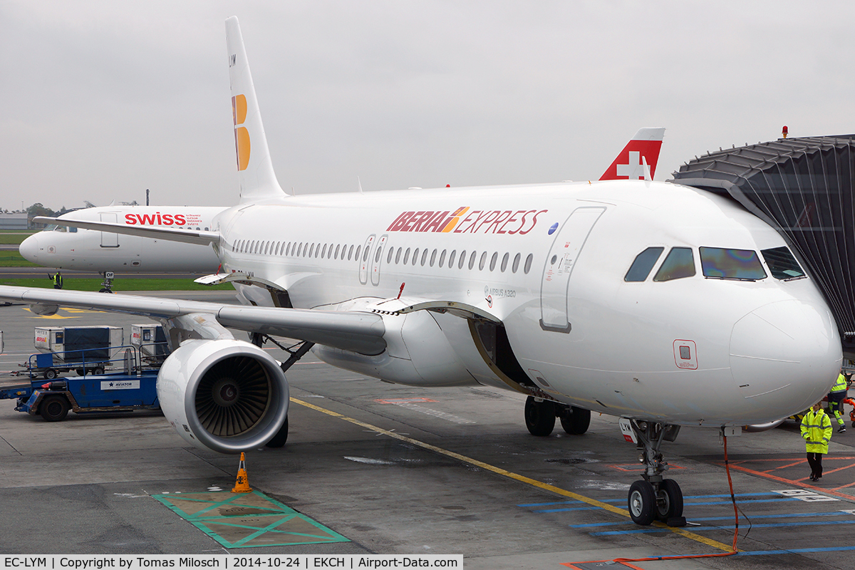 EC-LYM, 2013 Airbus A320-216 C/N 5815, 