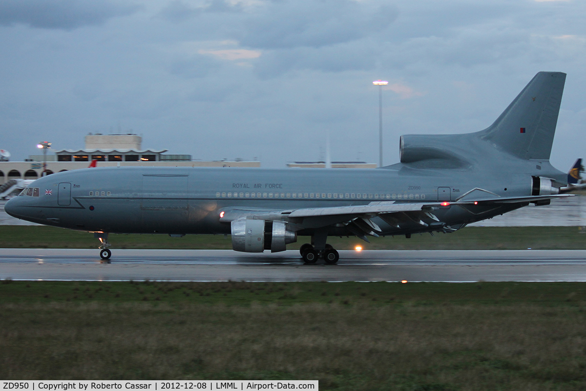 ZD950, 1979 Lockheed L-1011-385-3 TriStar K1 (500) C/N 193V-1164, Runway 31