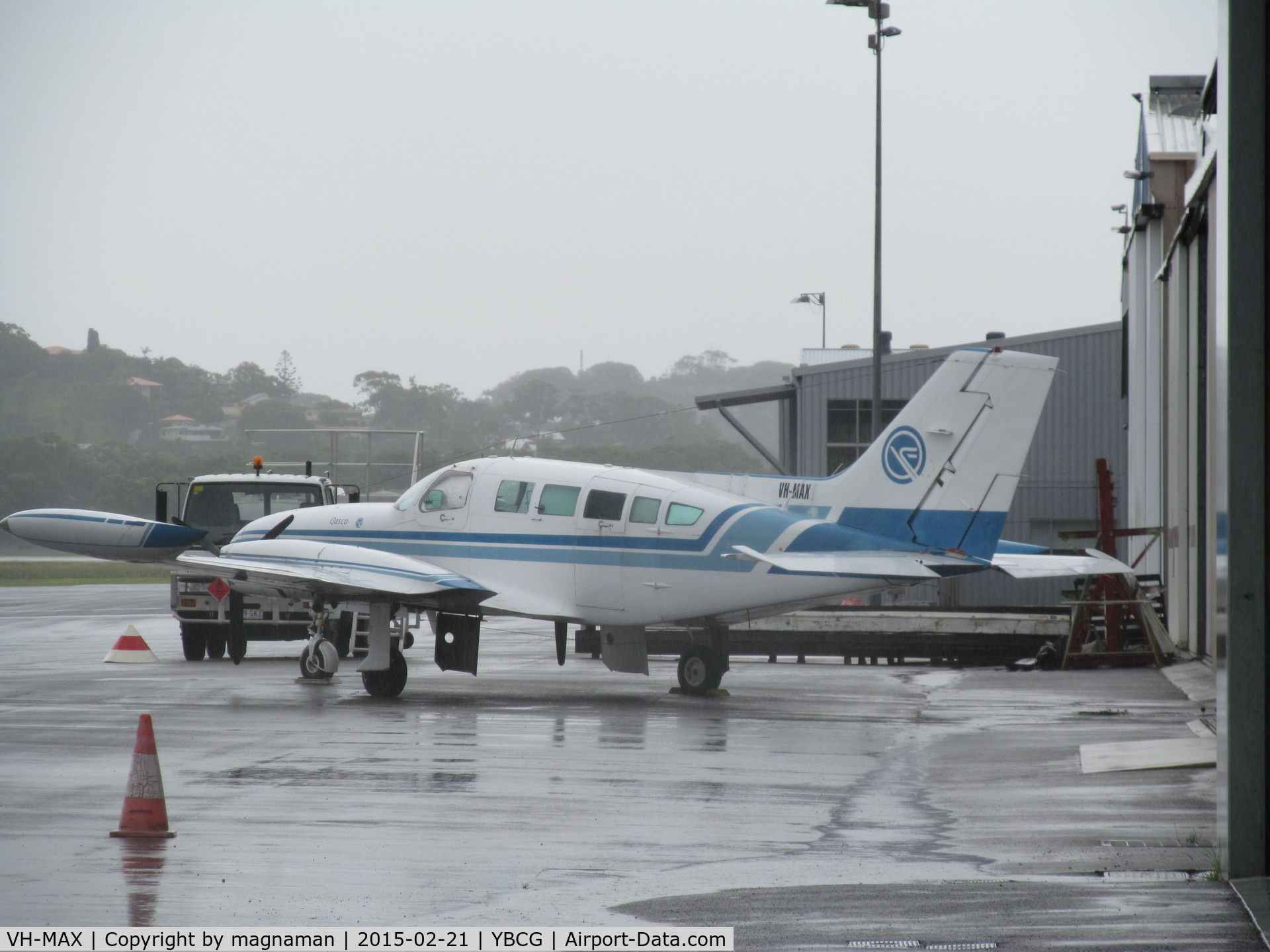 VH-MAX, 1976 Cessna 402B C/N 402B1018, Nice old twin in rain at Coolangatta - AKA Gold Coast airport