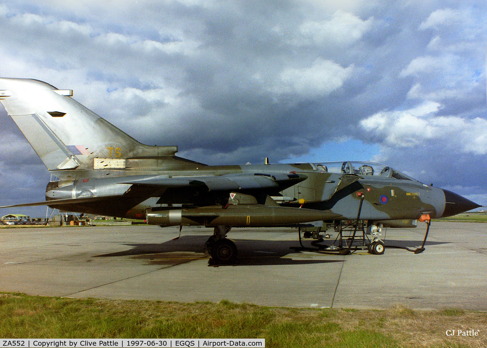 ZA552, 1981 Panavia Tornado GR.4 C/N 068/BT019/3036, On the ramp at RAF Lossiemouth whilst coded TS with 15 (R) Sqn RAF