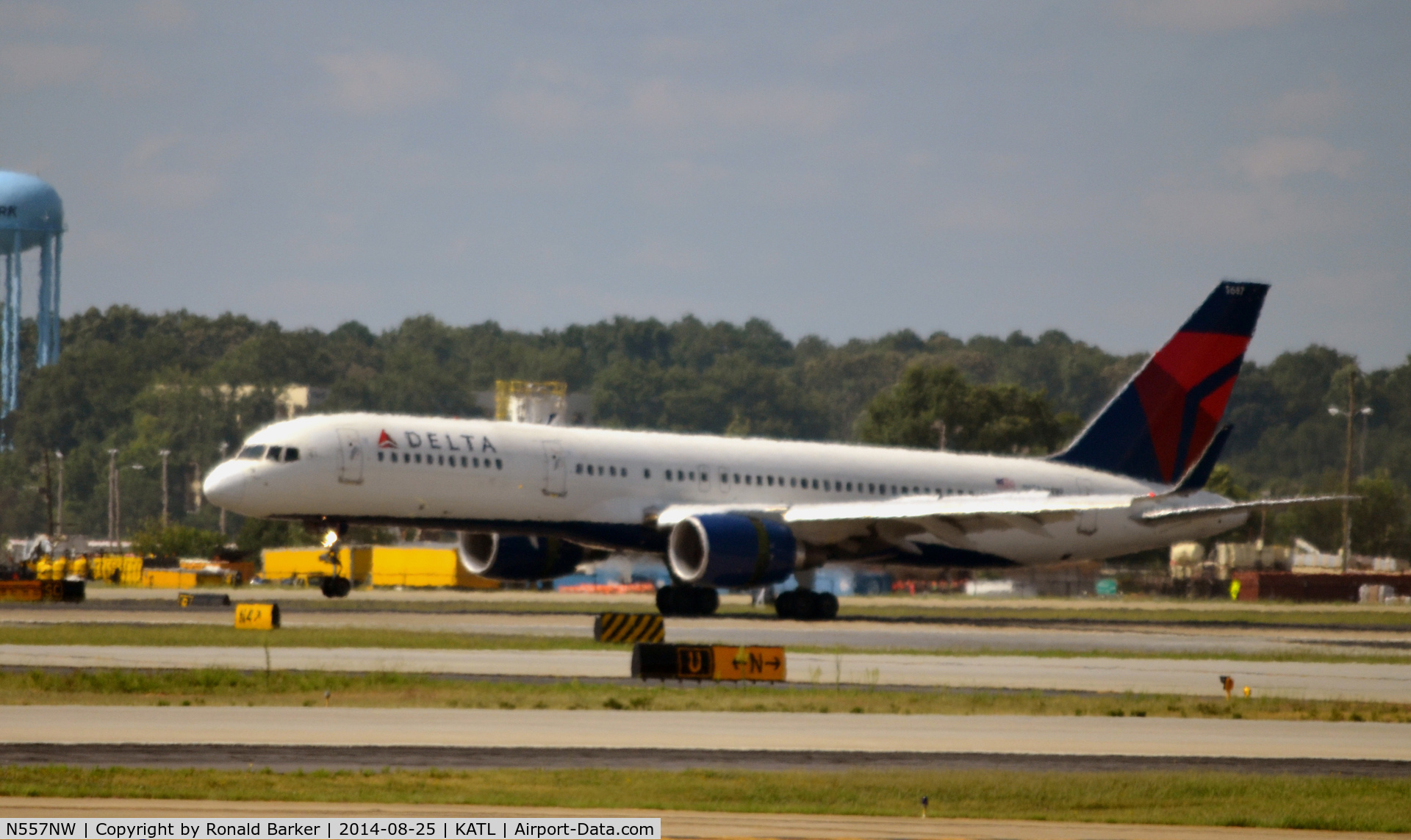 N557NW, 2002 Boeing 757-251 C/N 33393, Landing Atlanta