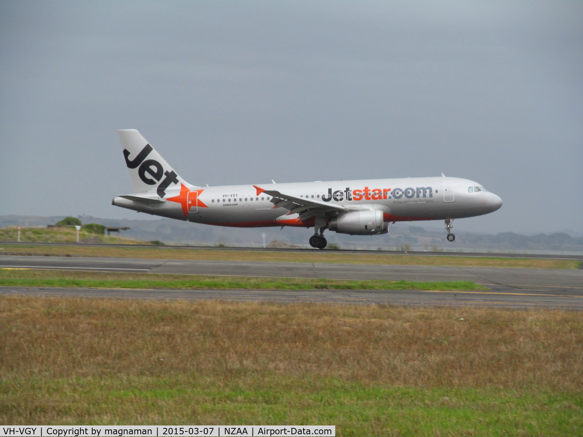 VH-VGY, 2010 Airbus A320-232 C/N 4177, touch down at auckland
