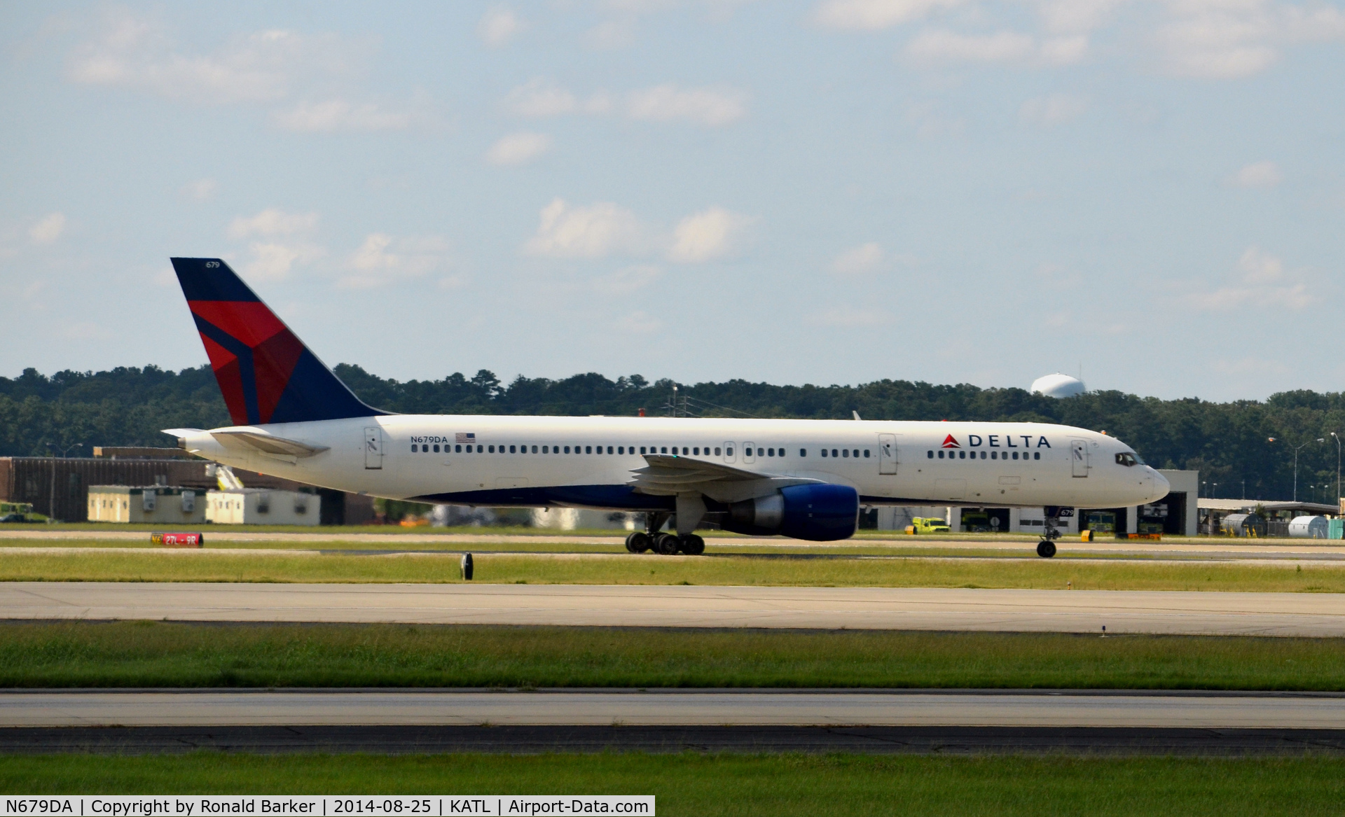 N679DA, 1992 Boeing 757-232 C/N 26955, Taxi to park Atlanta