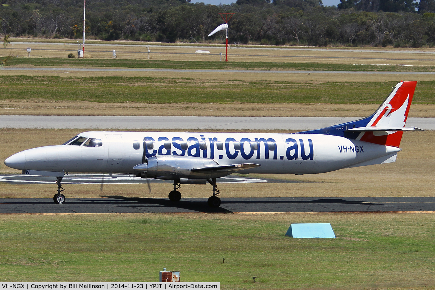 VH-NGX, 1979 Swearingen SA-226TC Metro II C/N TC-287, taxiing to 24