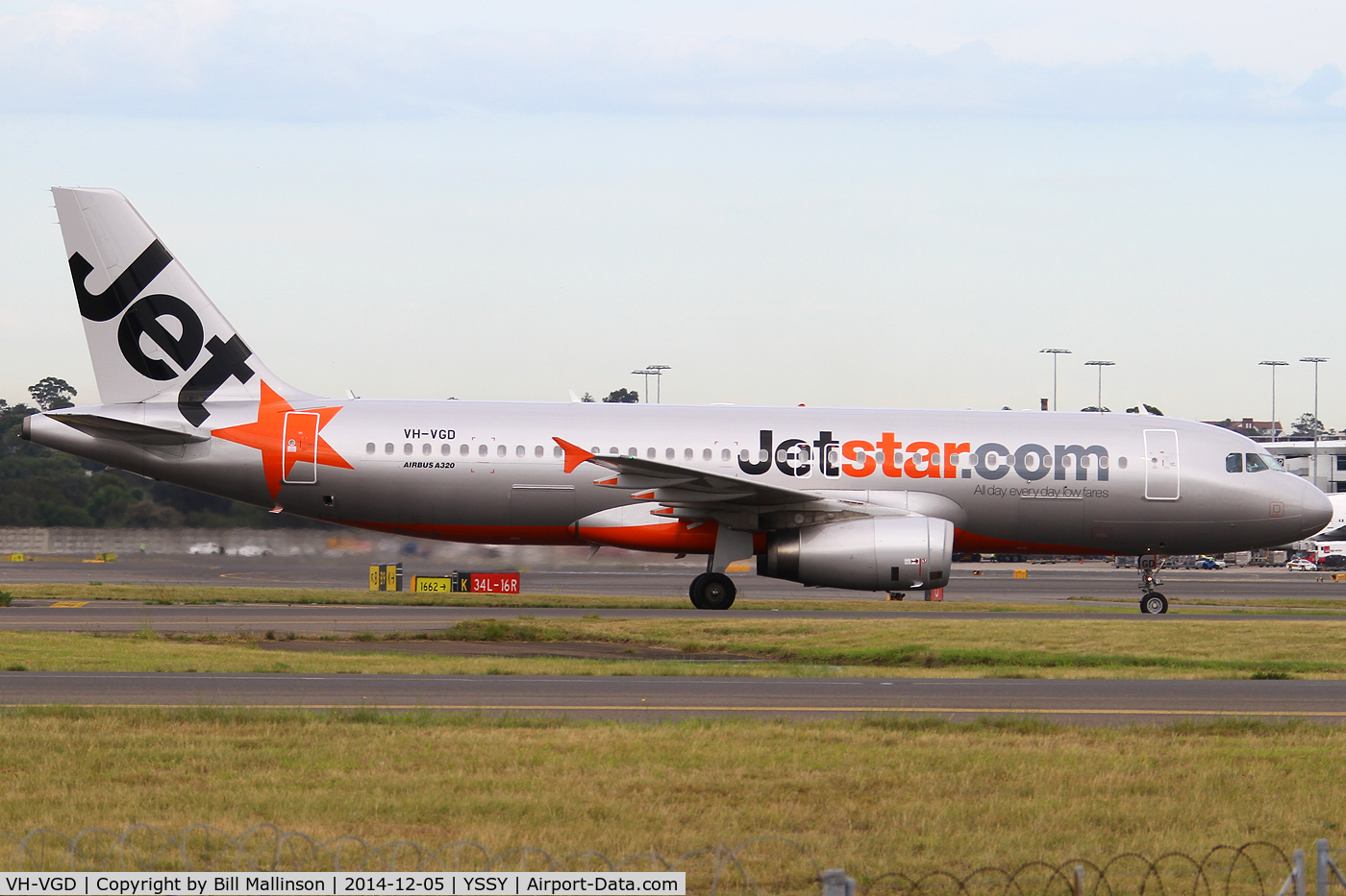 VH-VGD, Airbus A320-232 C/N 4527, taxiing from 34R