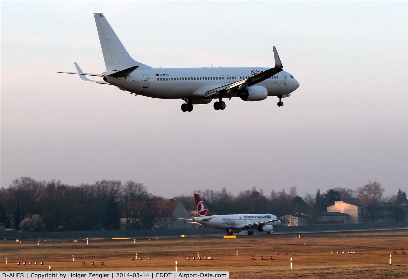 D-AHFS, 2000 Boeing 737-8K5 C/N 28623, Inbound traffic on rwy 26R celebrated by an albinotic Air Berliner....