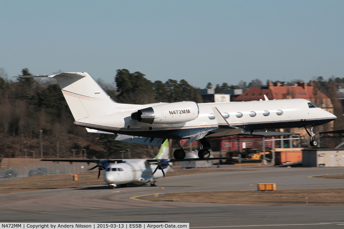 N472MM, Gulfstream Aerospace G-IV C/N 1072, On very short final for runway 12 after a flight from Bangor, Maine, USA.