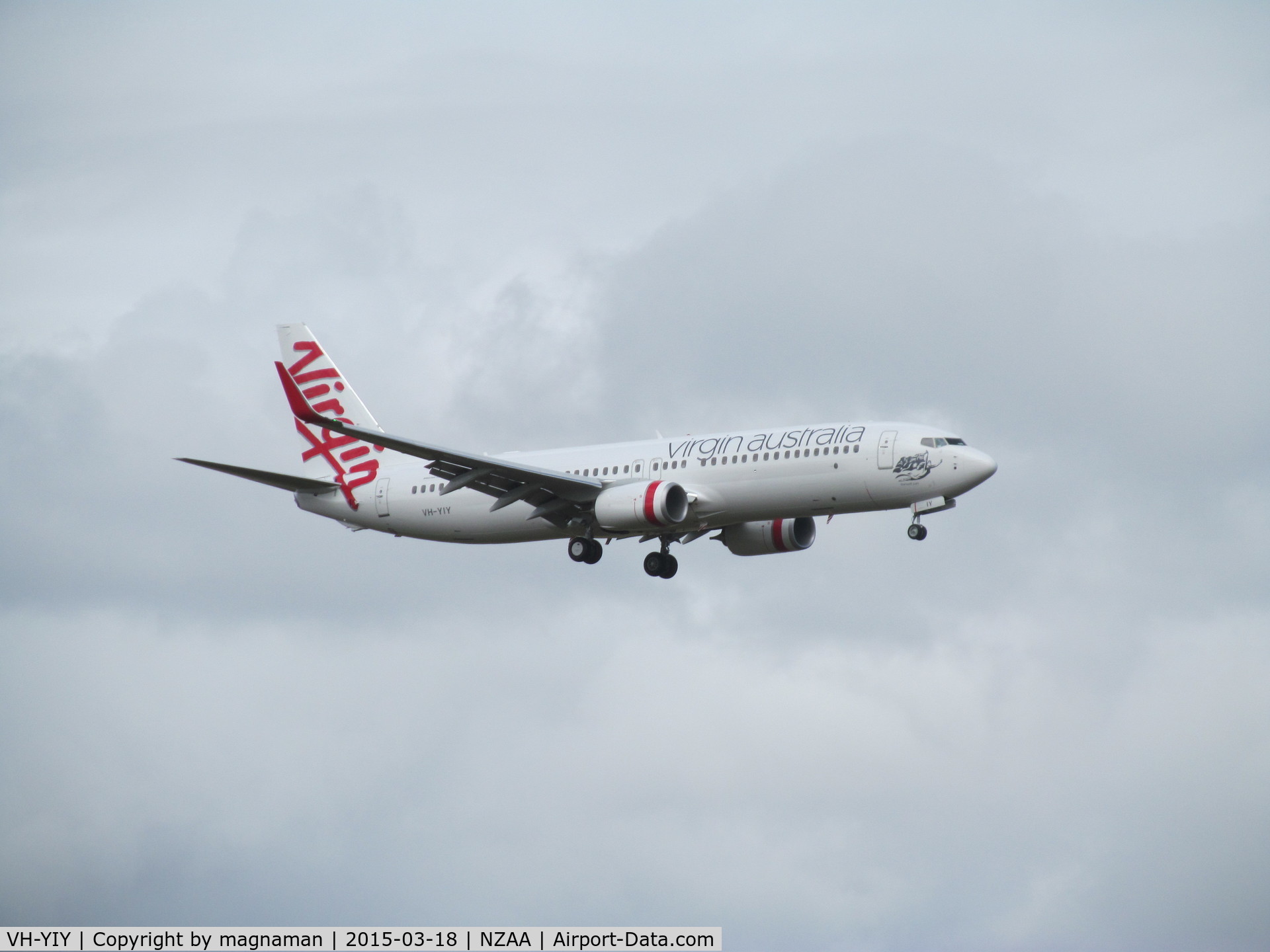 VH-YIY, 2015 Boeing 737-8FE C/N 40701, landing at AKL on first revenue flight to NZ