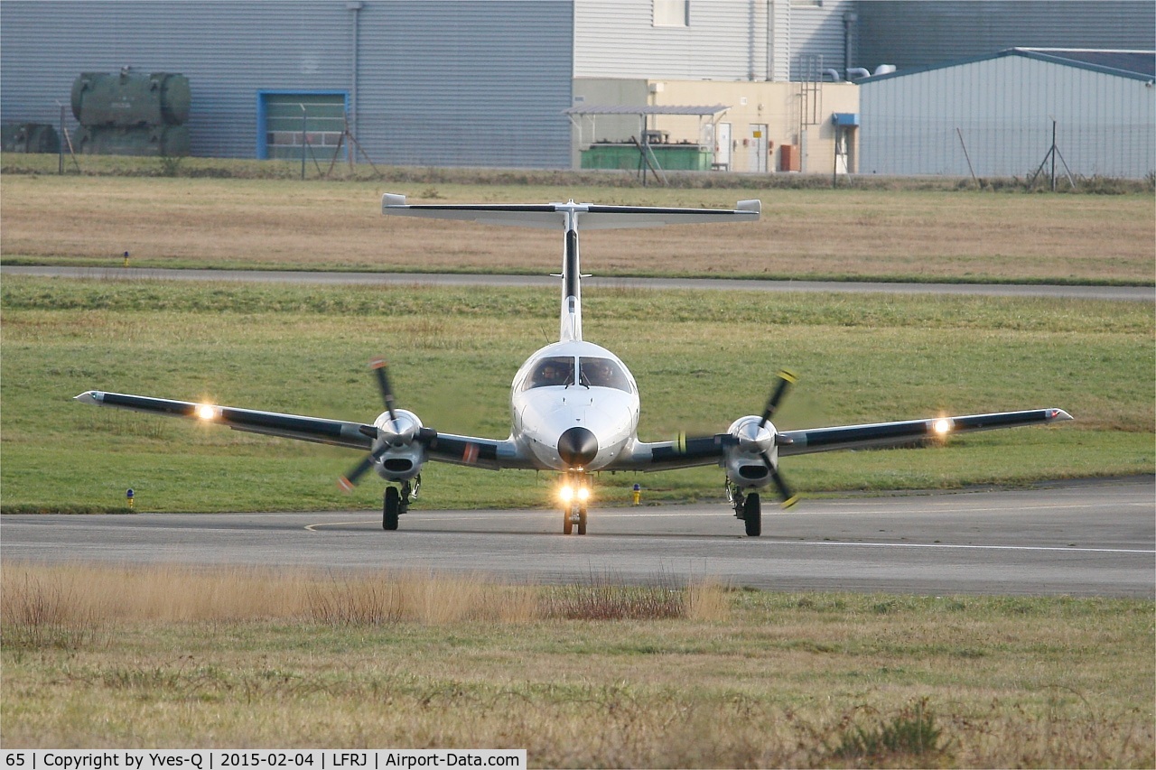 65, 1983 Embraer EMB-121AN Xingu C/N 121065, Embraer EMB-121AN Xingu, Linning up prior take off rwy 08, Landivisiau Naval Air Base (LFRJ)