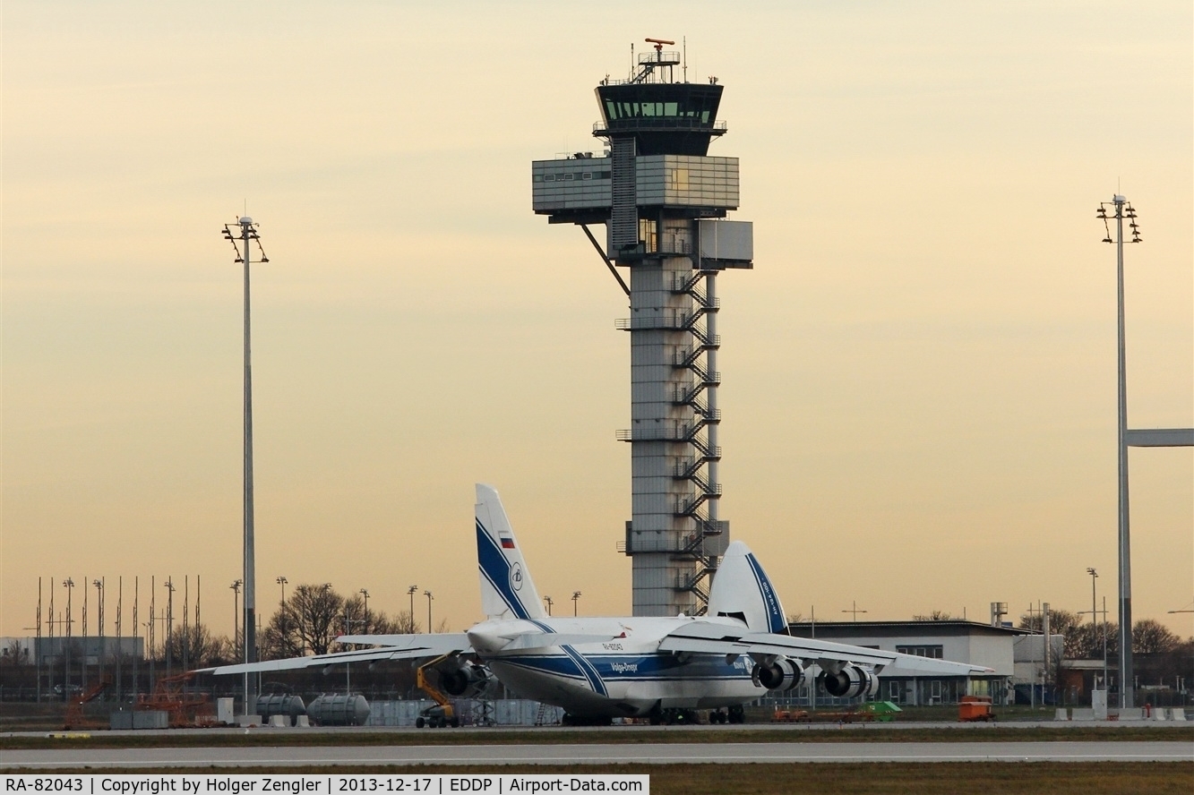 RA-82043, 1990 Antonov An-124-100 Ruslan C/N 9773054155101/0607, Big baby is getting feeded......