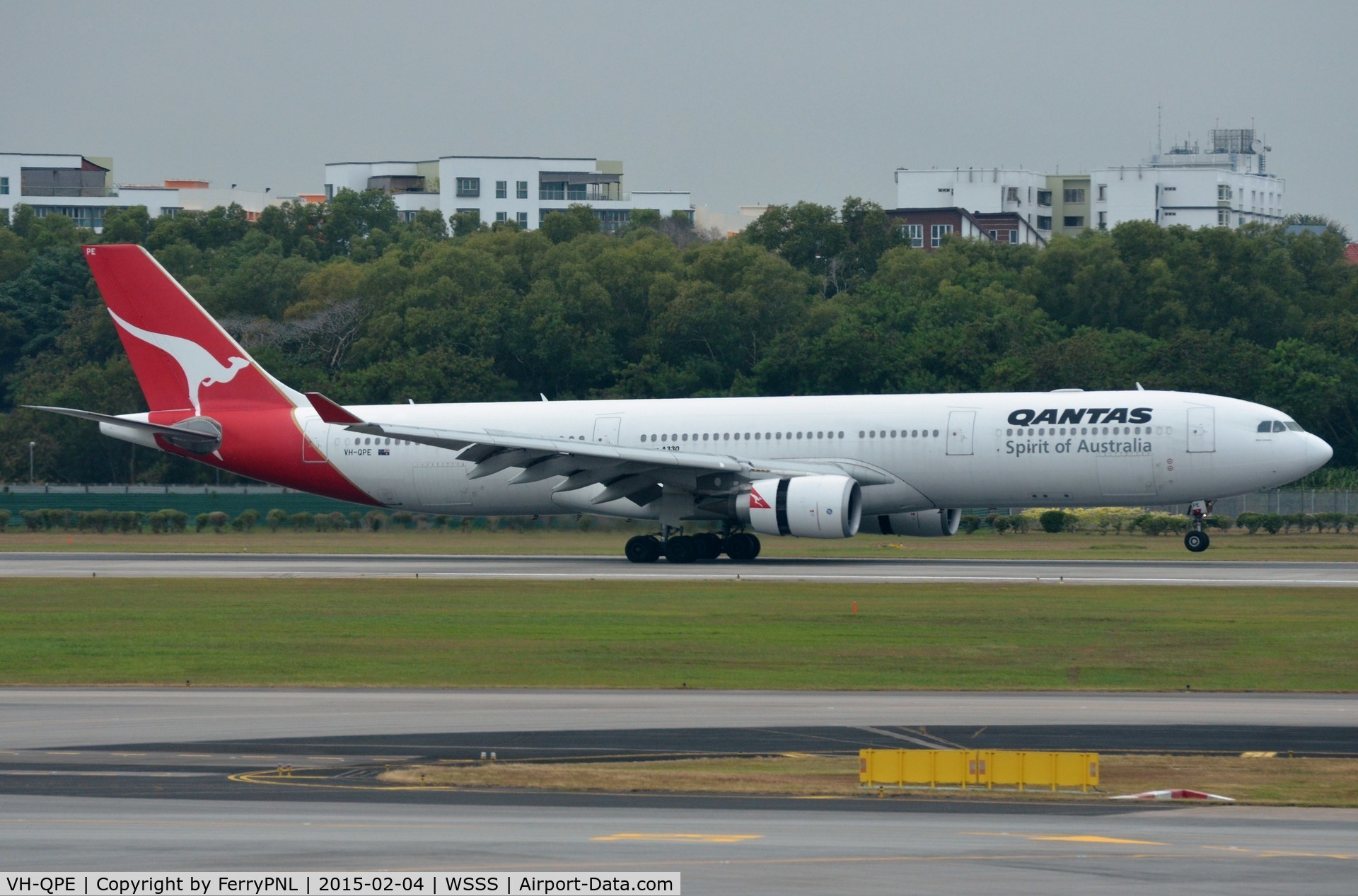 VH-QPE, 2004 Airbus A330-303 C/N 0593, Qantas A333 landing in SIN