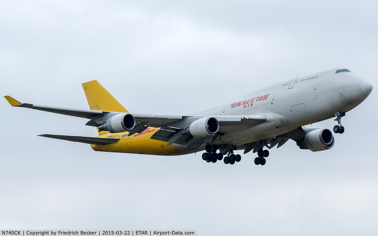 N740CK, 1989 Boeing 747-4H6 C/N 24405, on final RW08